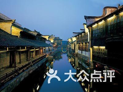 渔夫救下伍子胥一命，赠渔夫一把宝剑，渔夫收下后当即自刎